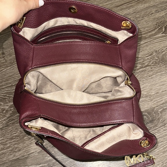 Michael Kors Jet Set Burgundy Shoulder Bag with Matching Wallet - Picture 3 of 10